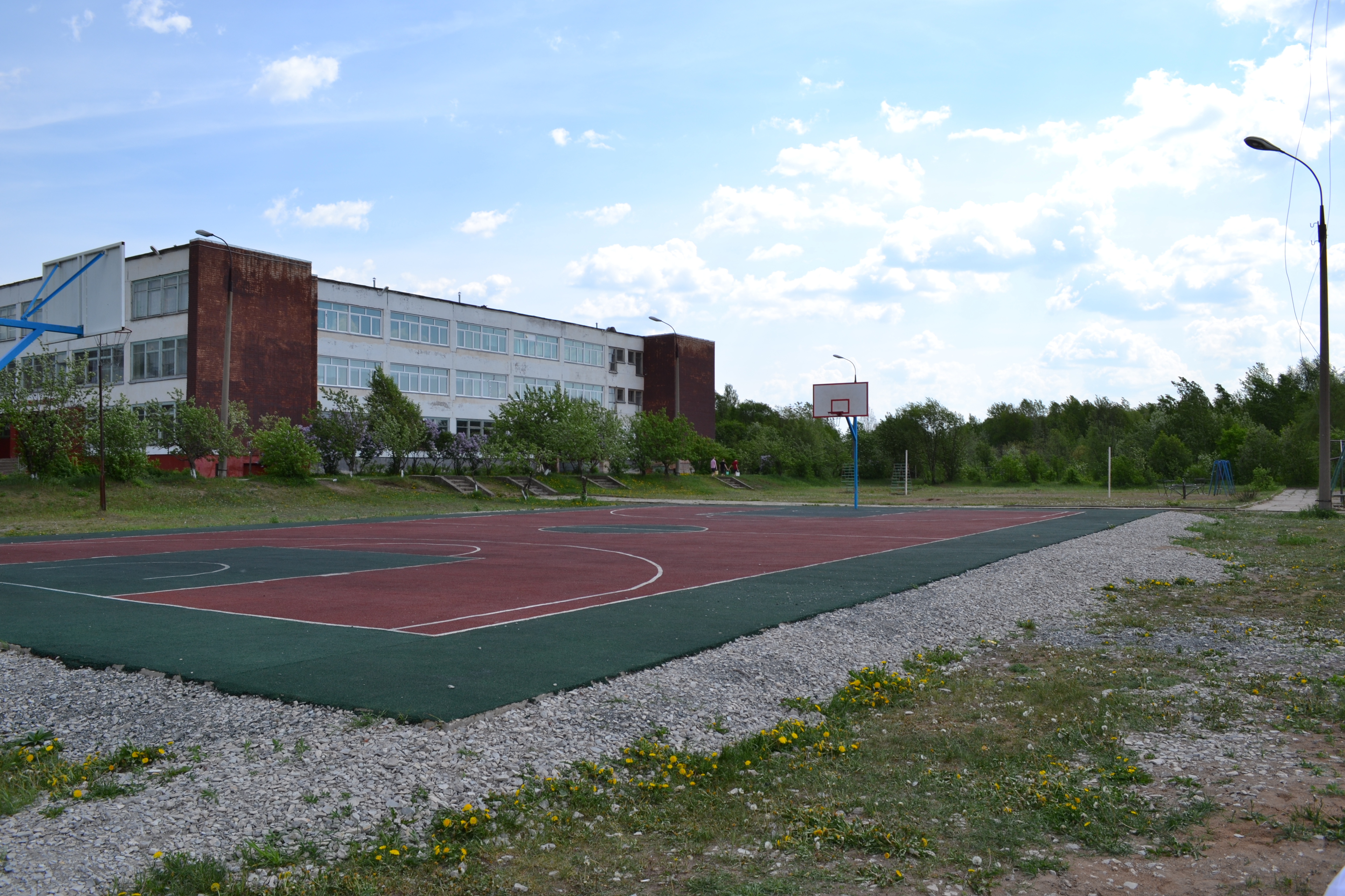 Баскетбольная площадка школы